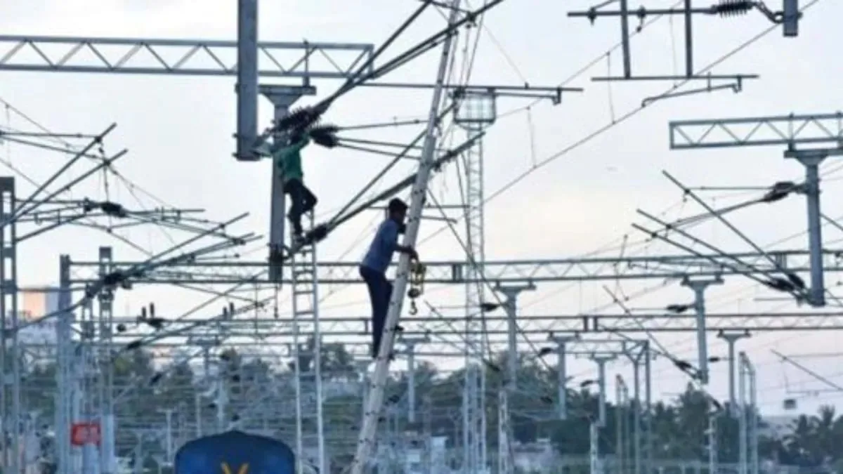 In a tragic incident at Nichitpur railway crossing under Dhanbad division in Jharkhand, six people lost their lives due to electrocution while an overhead electric pole was being installed. Learn more about the details and the aftermath of this devastating incident.
