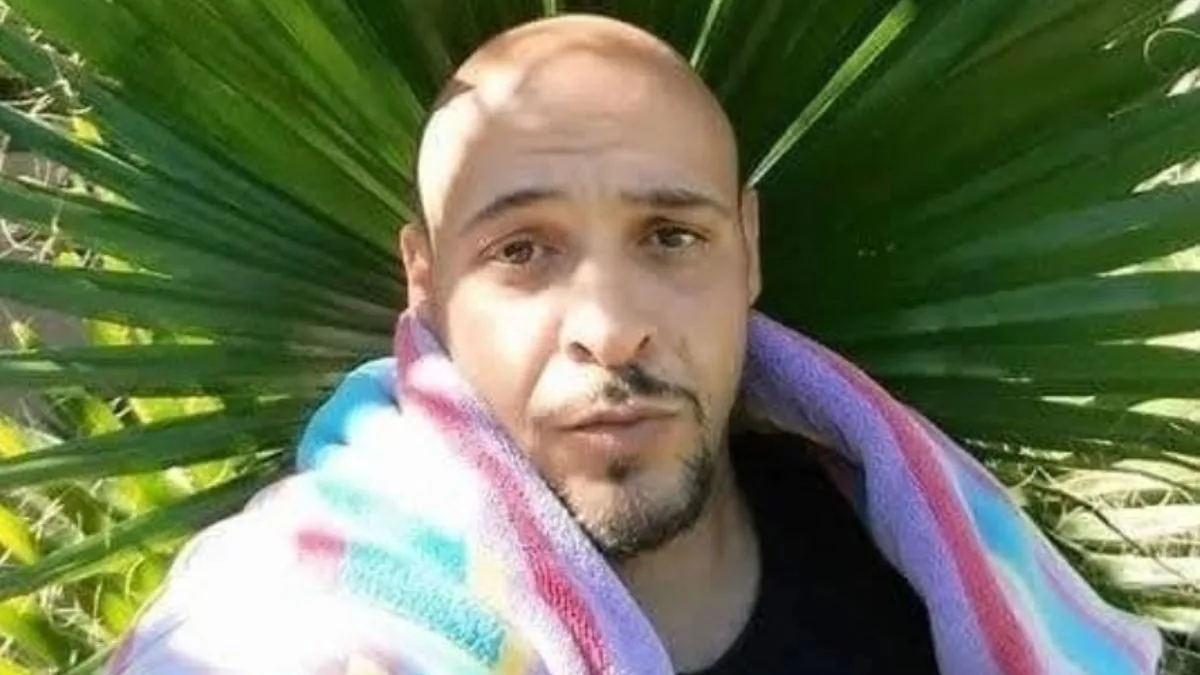 Actor Mike Batayeh, best known for his role as laundromat manager Dennis Markowski in the popular TV series Breaking Bad, has tragically passed away at the age of 52. His family confirmed that he died on June 1 in his sleep from a sudden heart attack. Batayeh's unexpected death has shocked his colleagues and fans, who remember him as a talented and humorous individual.
