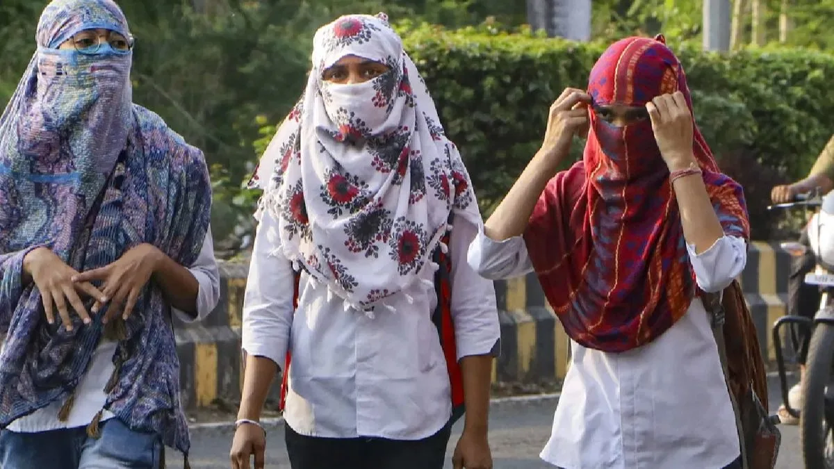The India Meteorological Department (IMD) has forecasted that certain parts of Tamil Nadu and Puducherry will face hot and humid weather conditions for the next 3 days. The maximum temperature is expected to be 39-41 °C, which is 2-3 degrees above the normal range. Stay prepared and informed about the weather conditions in your area. Chennai Weather 16 April 2025: Mercury Hits 38°C as Tamil Nadu Battles Rising Heat