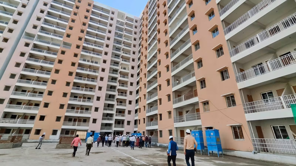 The Delhi Development Authority (DDA) has started the online registration process for its Housing Scheme 2023, offering over 5,500 flats in 1, 2, and 3 BHK categories. The registration period remains open until 10th July, with flat booking starting on 10th July at 5 pm. Don't miss this opportunity to apply for your dream home in areas like Rohini, Dwarka, Loknayak Puram, Jasola, Narela, and Sirsapur!
