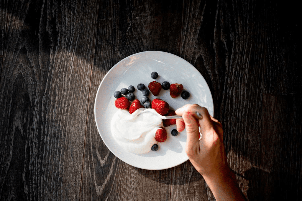 Maintain a healthy diet even with a busy lifestyle. Explore 7 quick and nutritious snack options to stay energized and satisfied while on a diet."