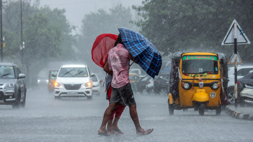 Get the latest updates on heavy rainfall in Gujarat as roads turn into ponds in Jamnagar and waterlogging issues persist.