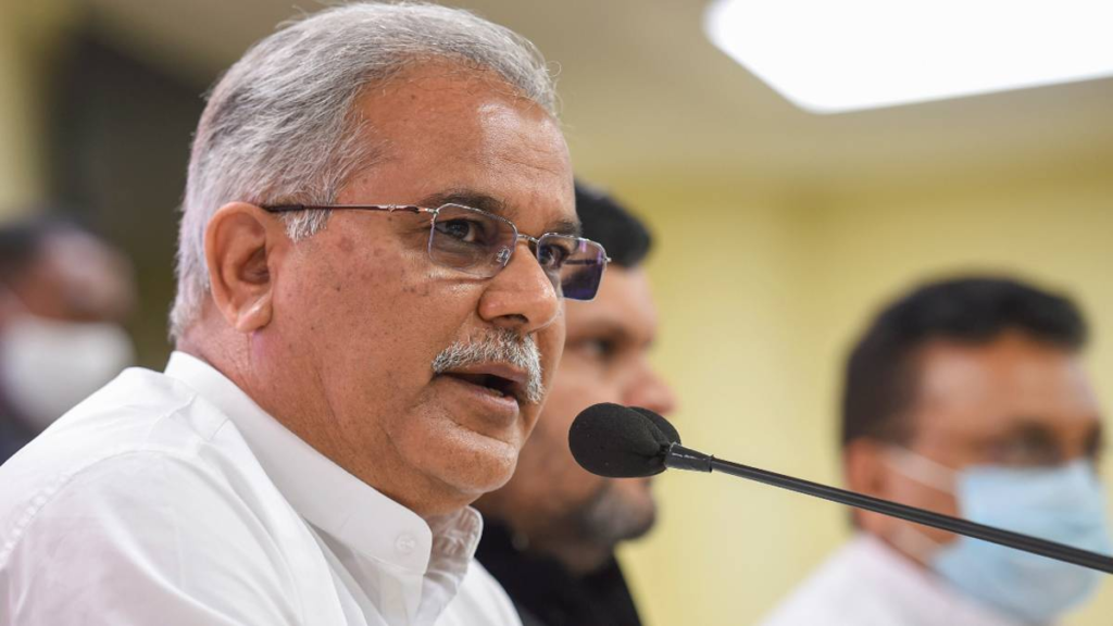 The Chhattisgarh Assembly observed a two-minute silence and paid tribute to BJP MLA Vidyaratan Bhasin and former minister Bhanupratap Singh on the first day of the monsoon session. Chief Minister Bhupesh Baghel and other leaders honored their contributions. 