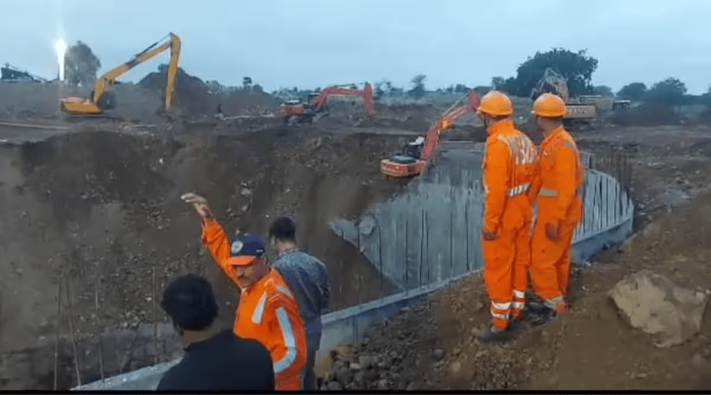 At least four labourers are feared trapped under debris after a soil cave-in during the construction of a well in Mahsobawadi village, Pune's Indapur. The NDRF team has been deployed for the rescue operation. 