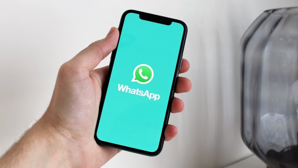 Discover the latest WhatsApp feature – message pinning! Our guide provides step-by-step instructions for both individual and group chats. While similar to Telegram, WhatsApp comes with a distinctive limitation. 
