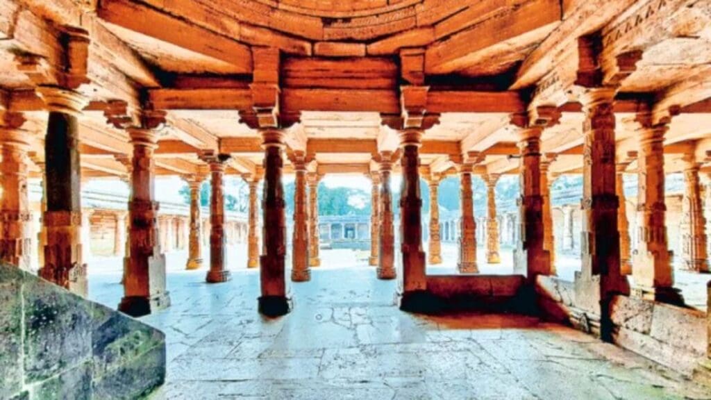 BJP’s T Raja has made headlines by promising the construction of a magnificent new temple in Madhya Pradesh, intensifying the ongoing Bhojshala debate. His bold statements have sparked discussions and raised questions about the future of this contentious site. Read on to find out more about his plans and the reactions they have elicited.